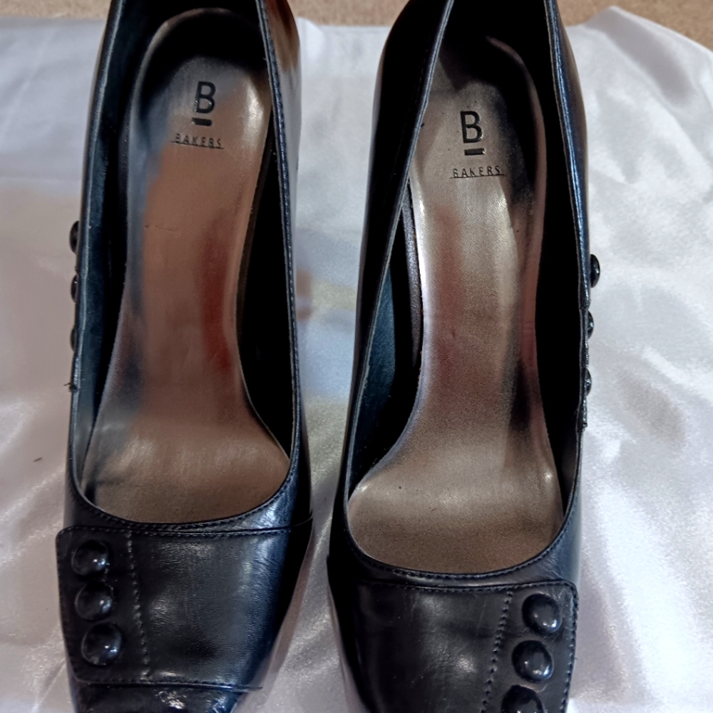 Black Pumps